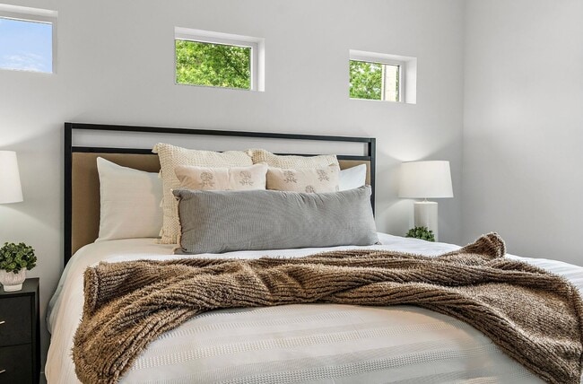 Building Photo - Boise 3 Bed 2.5 Bath 2 Car Garage Townhome AVAILABLE NOW!  $500 RENT CREDIT AT MOVE IN!