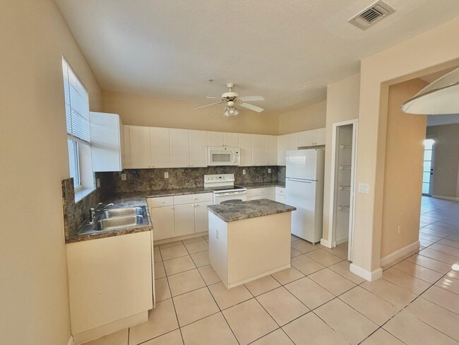 Building Photo - 4004 Shoma Dr