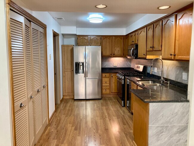 Large kitchen - 6337 Roosevelt Rd