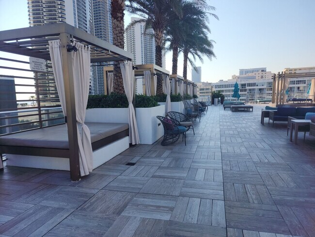 Building Photo - 2721 Hallandale Beach Blvd