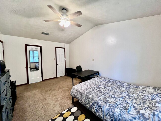 Building Photo - Spacious 3 bedroom home in Wesleyan Chase