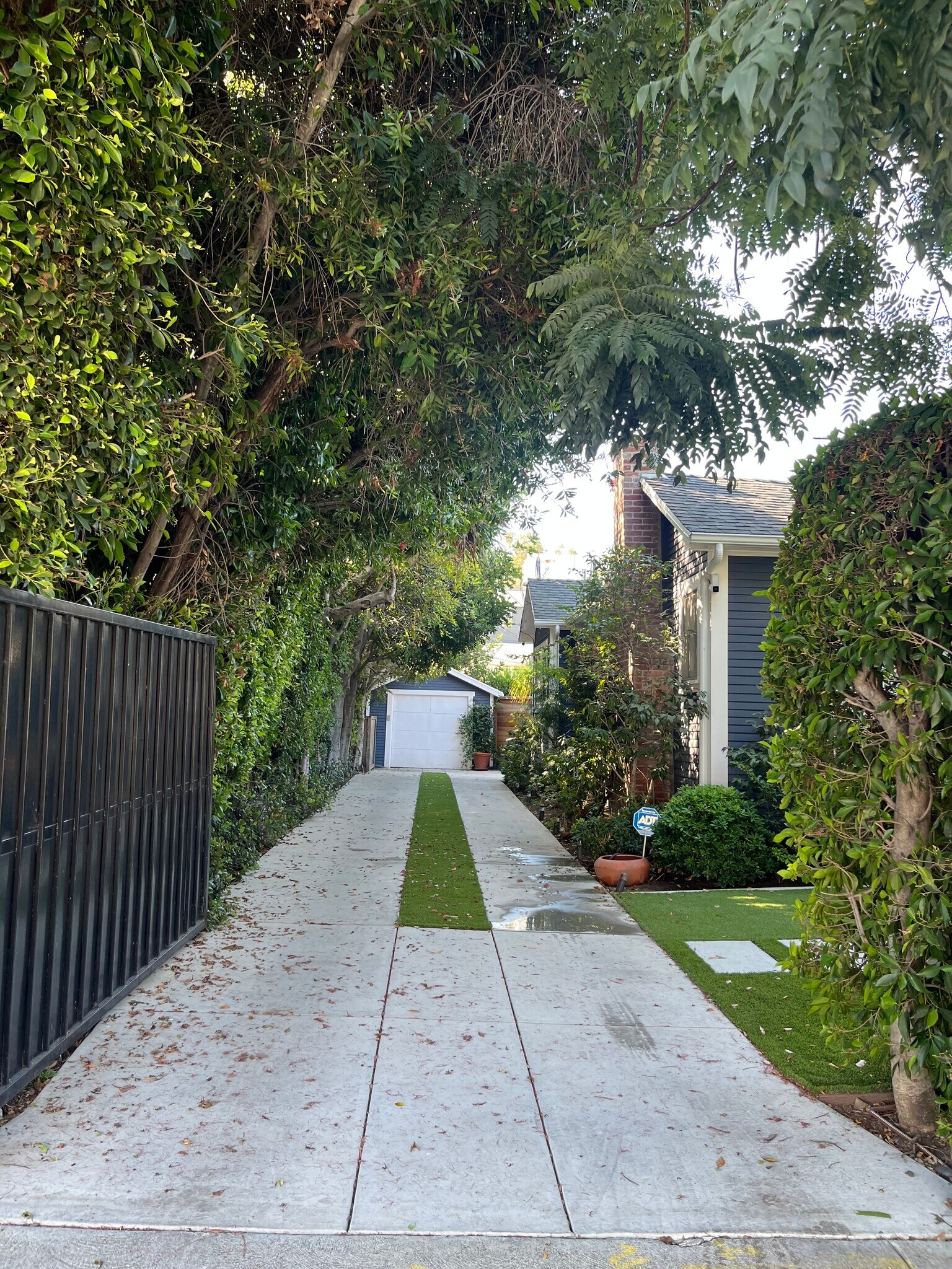 Building Photo - 7024 De Longpre Ave