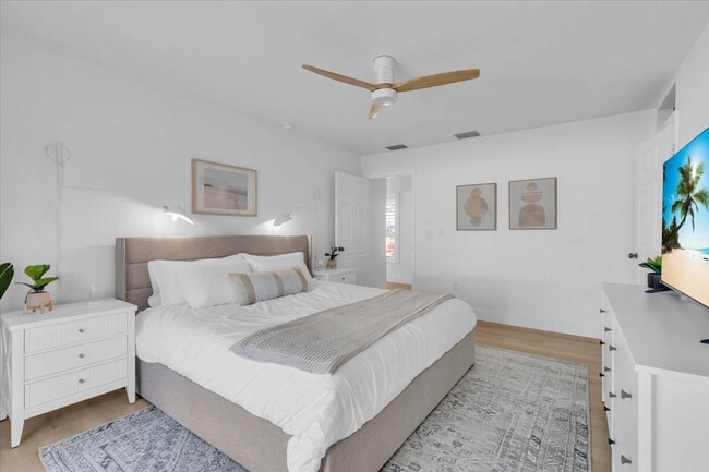 Building Photo - 5BR New Pool 10 min from Beach Fully Furnished