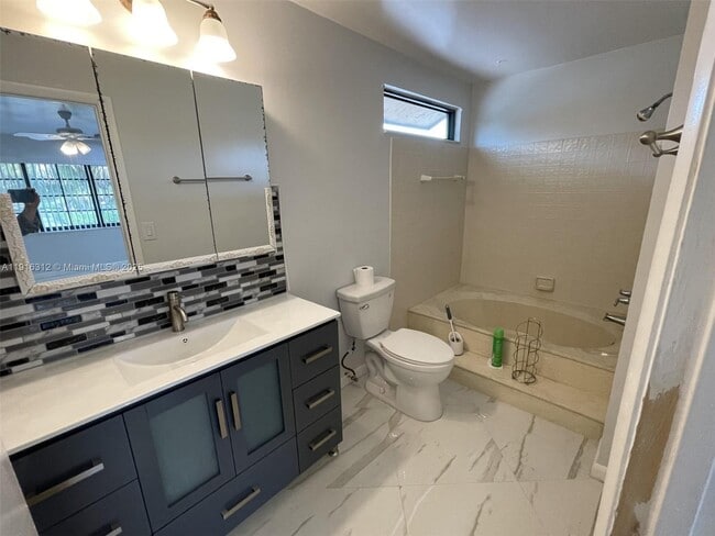 Building Photo - 2652 Riverside Dr