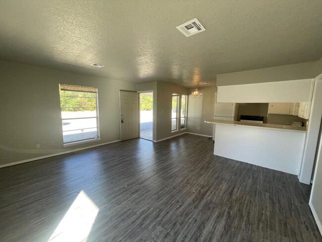 Building Photo - 2 Bed 1 Bath Duplex Available NOW!!!