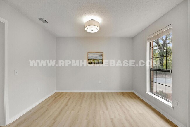 Building Photo - Fully Renovated 5-Bedroom Home with Modern...