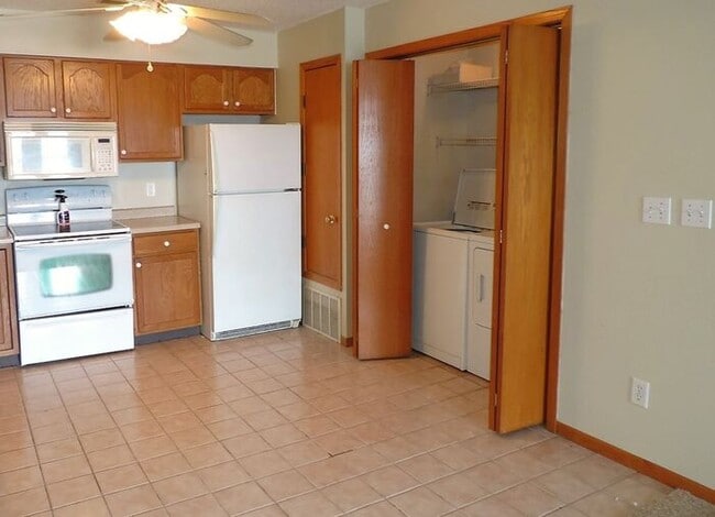 Building Photo - $1,025 | 2 Bedroom, 1 Bathroom Condo | No ...