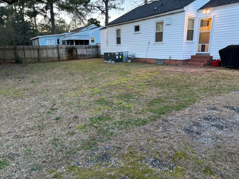 Private, fenced back yard - 1104 Kenwood Ave