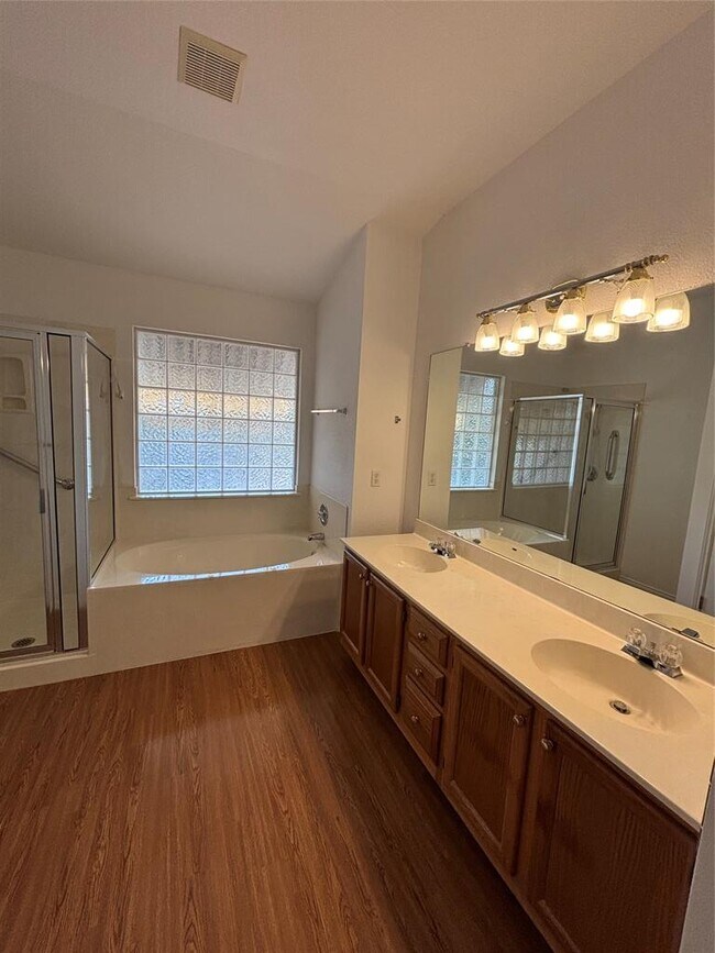 Building Photo - 1300 Leah Ln