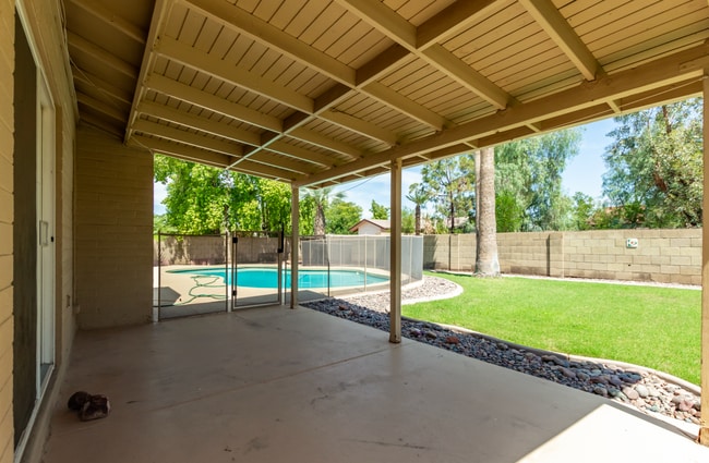 Building Photo - 2215 N Los Altos Dr