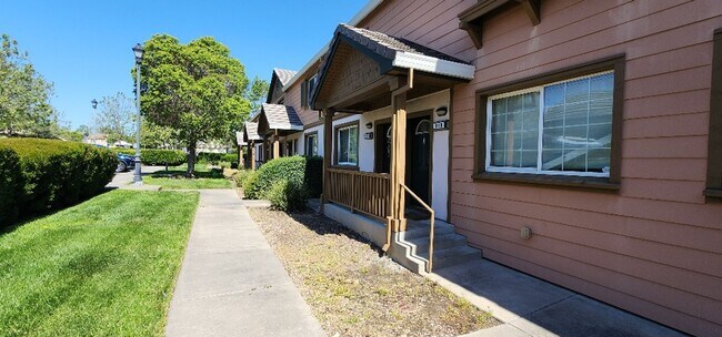 Building Photo - Nice Condo 2 Bedroom 1 Bath Off Street Parking in Great Area Valljeo