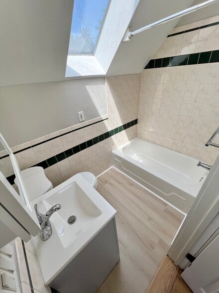 Building Photo - 9 Abbotsford St