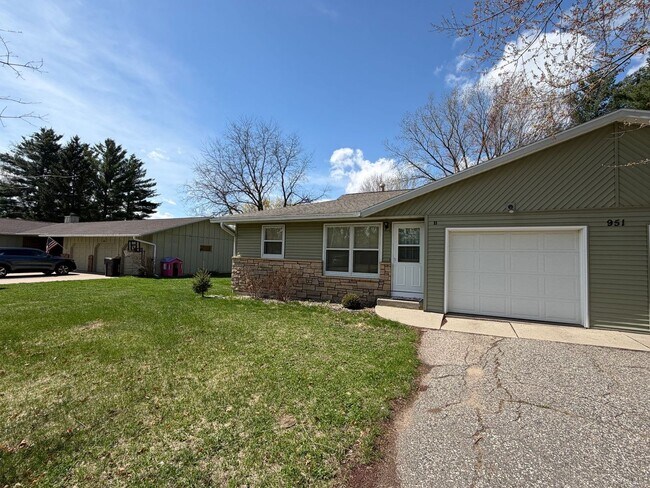 Building Photo - 2 Bed 1 Bath Side By Side Duplex in Port Edwards
