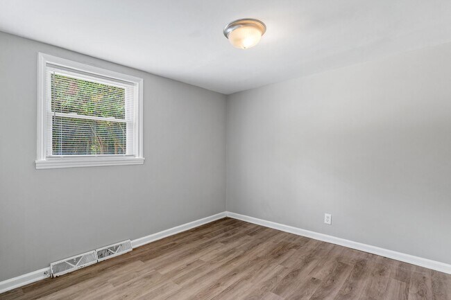 Building Photo - Updated Home with Hardwood Floors, LR & De...