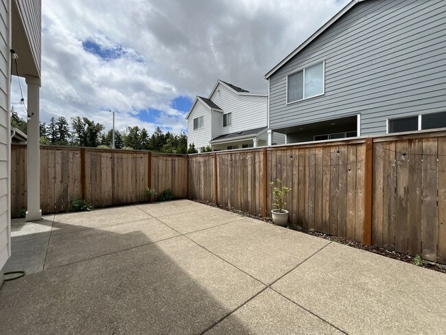Building Photo - Stunning 2024 Built 5BR Home with Main-Level Suite, EV Charger & Covered Patio Near River Terrace
