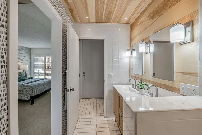 Building Photo - Updated bath with new vanity, tile and lig...