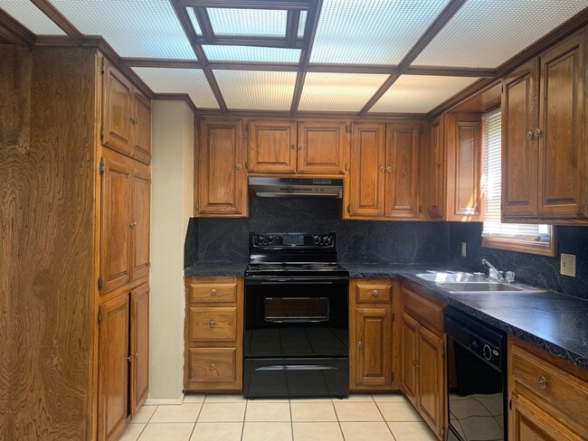Building Photo - Cozy Cottage