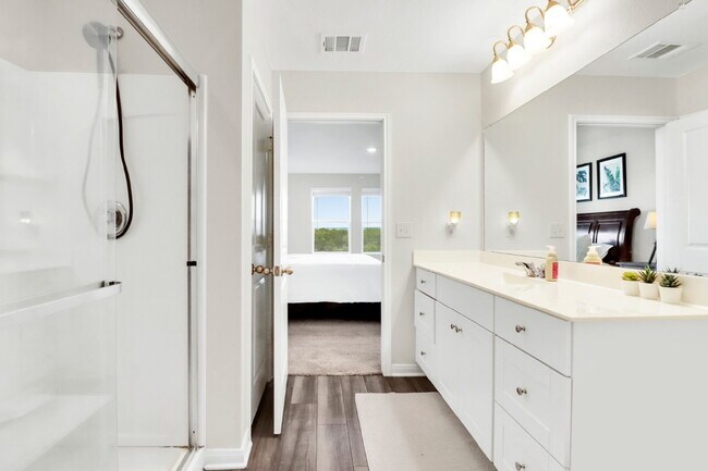 Building Photo - "Spacious 4-Bedroom Retreat with Granite Elegance in San Antonio!"