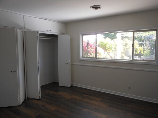 Building Photo - Charming Home near LMU