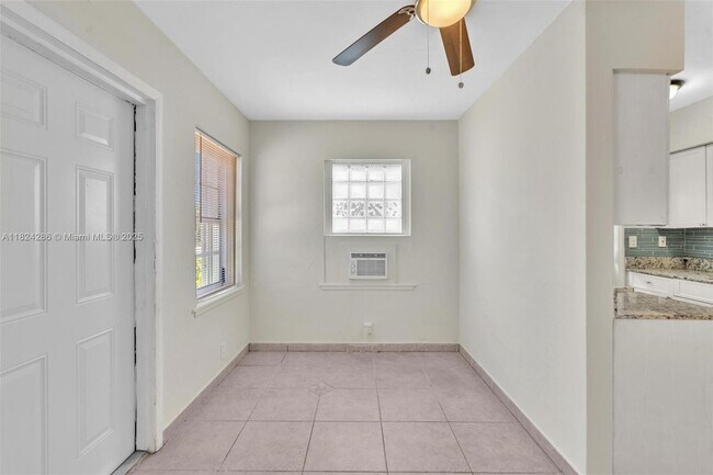 Building Photo - 930 N 16th Ave