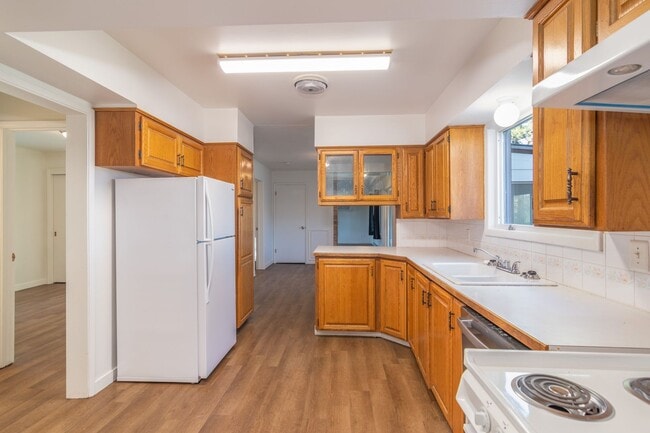 Building Photo - Quaint Farmhouse near Silverlake!