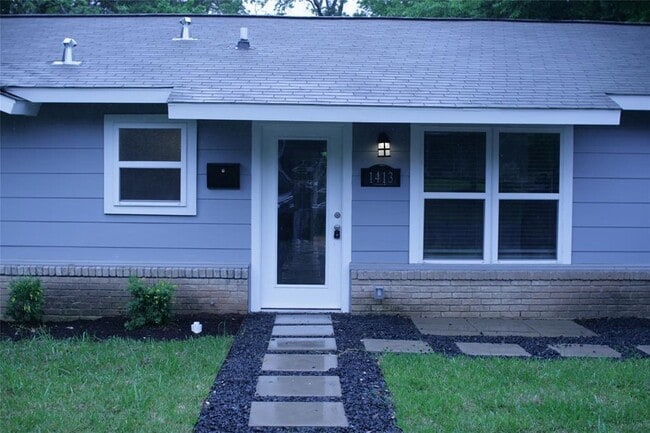 Building Photo - 1413 Broadmoor Dr