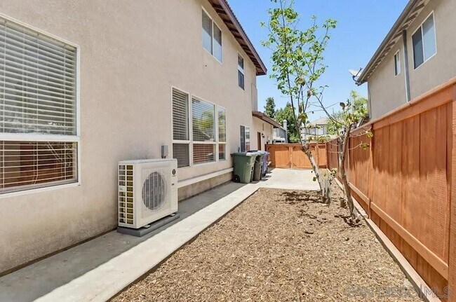 Building Photo - 1100 Corrales Ln