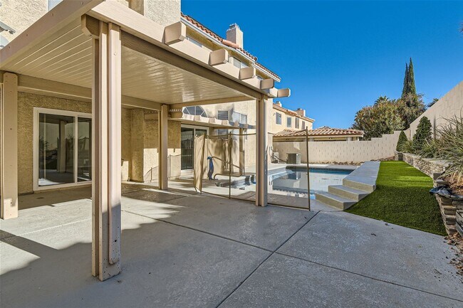 Building Photo - HUGE 5 Bedroom Home In Desert Shores with ...