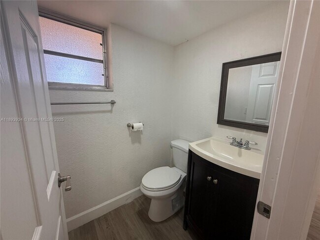 Building Photo - 8860 Fontainebleau Blvd