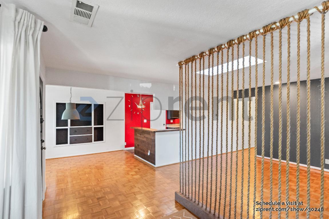 Building Photo - Unit