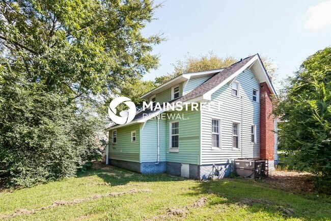 Building Photo - 4 Bedroom Pet-Friendly Home in Charlotte, NC with Main Street Renewal