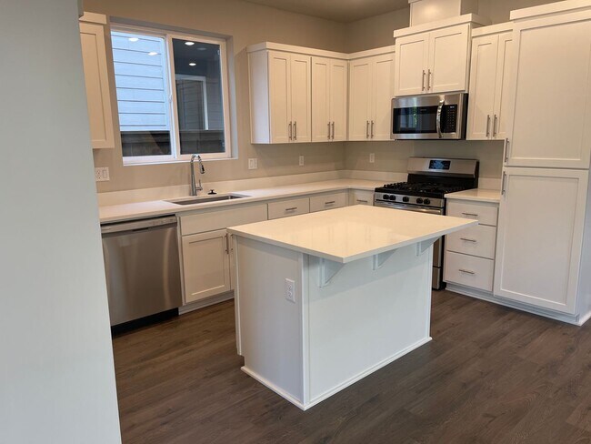 Building Photo - Stylish & Comfortable Living with Fireplace, Island Kitchen, and Private Suite, parks and playgro...