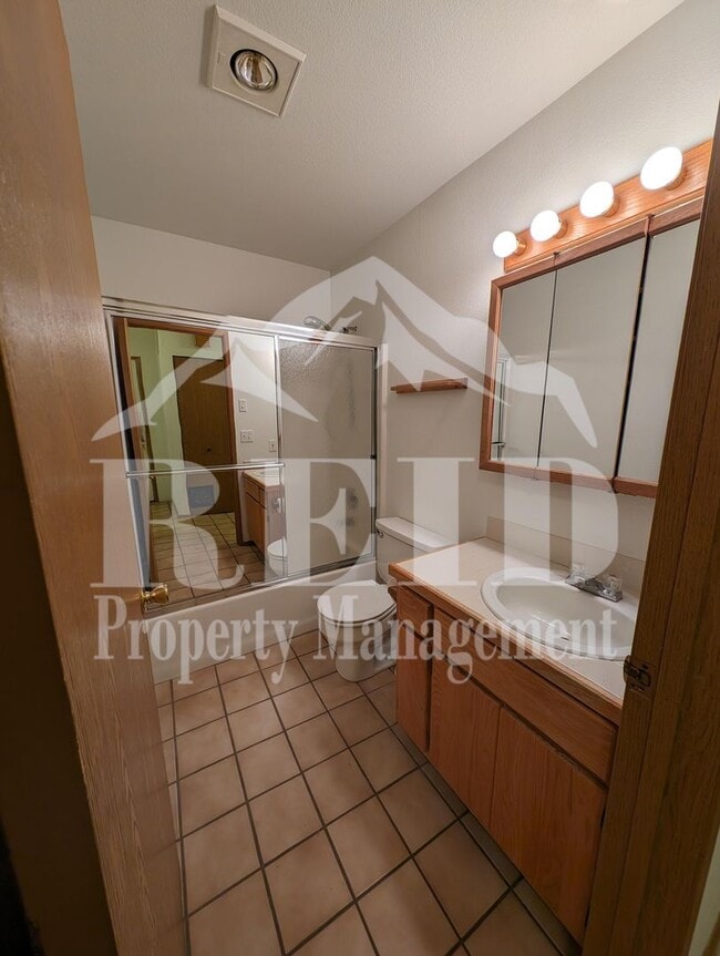 Building Photo - 305/307 Shore