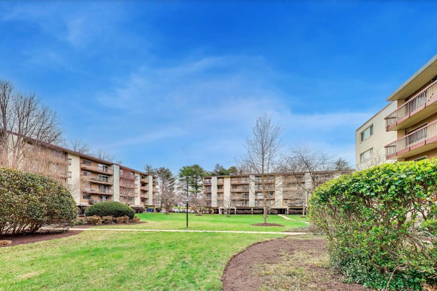 Building Photo - 7420 Lakeview Dr