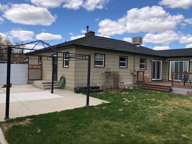 Building Photo - Move In Ready in Desirable Reno Neighborhood