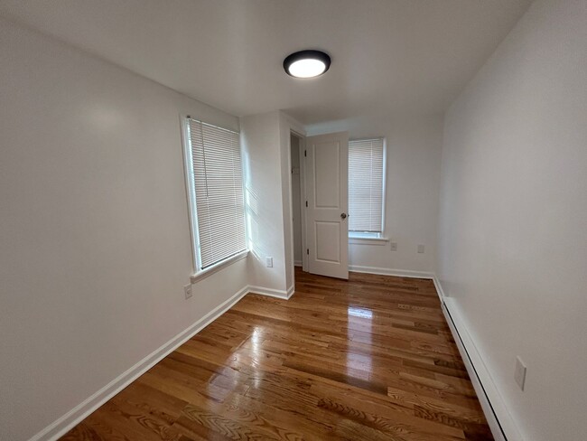 Building Photo - Newly Renovated 5 Bedroom 2 Bathroom Singl...