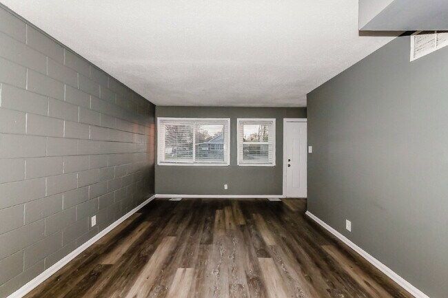 Building Photo - Charming 2 Bed, 1 Bath Apartment in Indianapolis - Don't Miss Out!