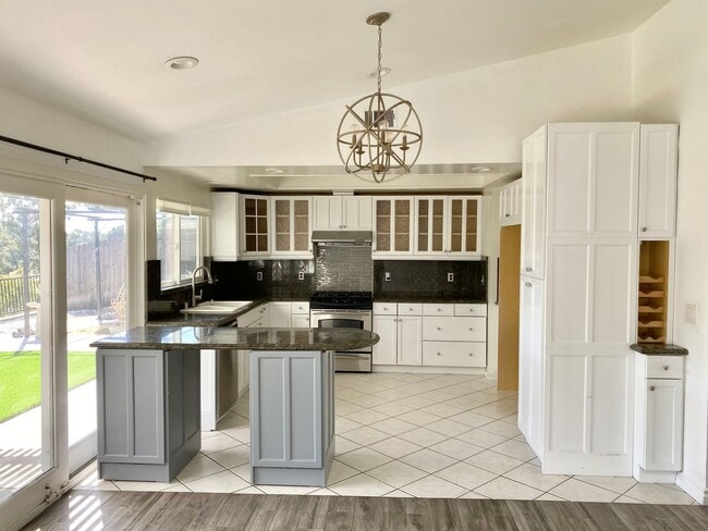 Building Photo - Single story Lake Lindero 4b/2b home with amazing lake views!
