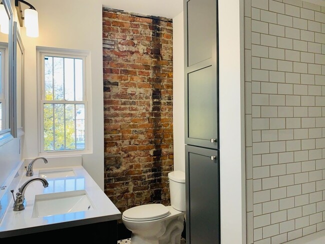 Building Photo - 3 Bedroom 2.5 Bath Just Steps from Franklin Park!!