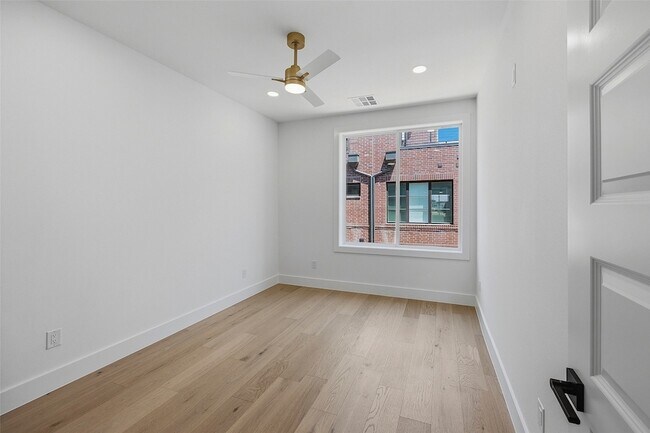 Building Photo - 408 Vista Buena Trl