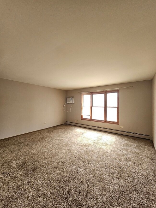 Building Photo - 1450 Getzelman Dr