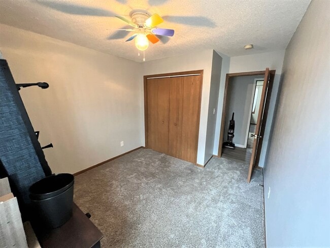 Building Photo - 3 Bedroom 2 Bath - Right Outside Fort Riley!