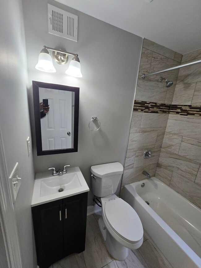 Building Photo - Beautiful 2BR 1BT town home located in Dundalk.