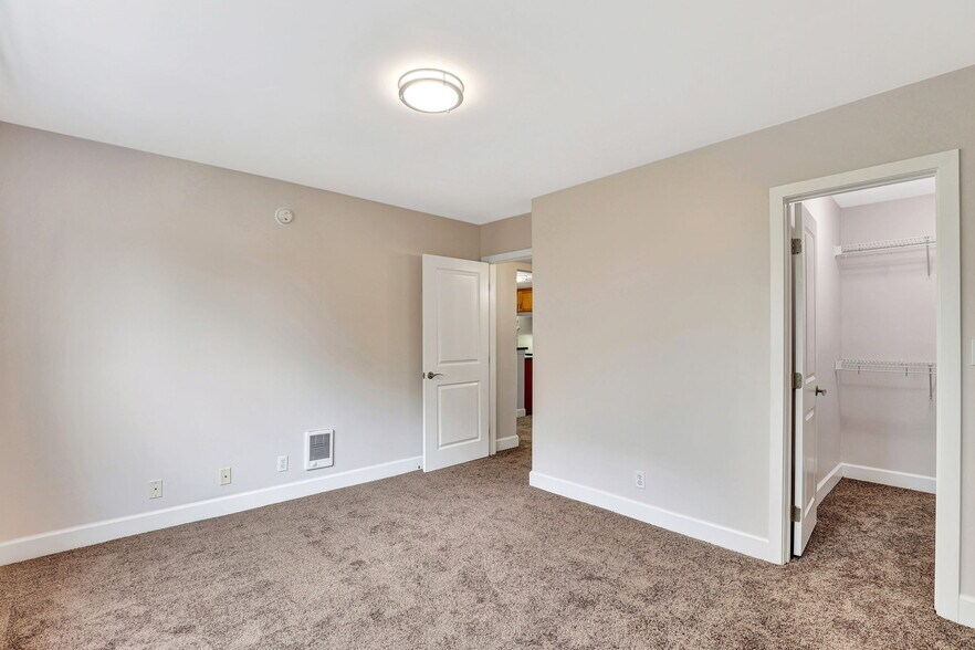 Building Photo - 10982 Roebling Ave