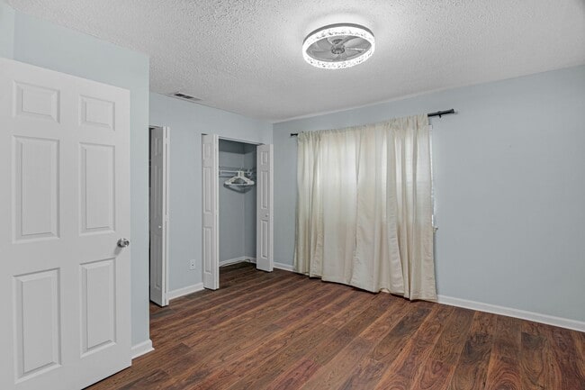 Building Photo - AVAILABLE NOW!  2 BED 2.5 BATH TOWNHOME