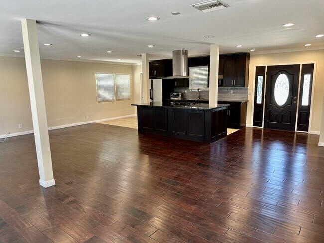 Building Photo - 6441 Baird Ave