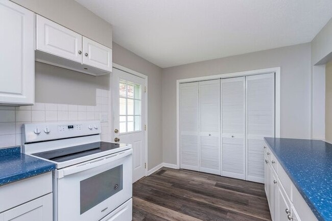 Building Photo - Beautifully updated home located in the he...