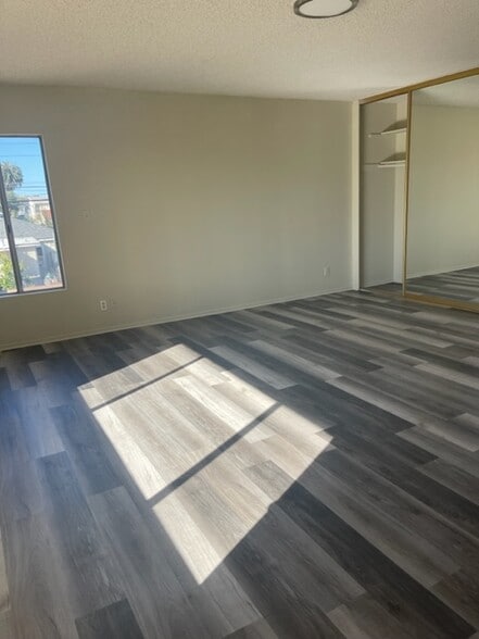 large master bedroom - 4109 Beethoven St