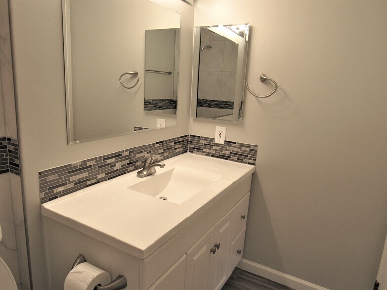 Master bath - 4620 N 68th St