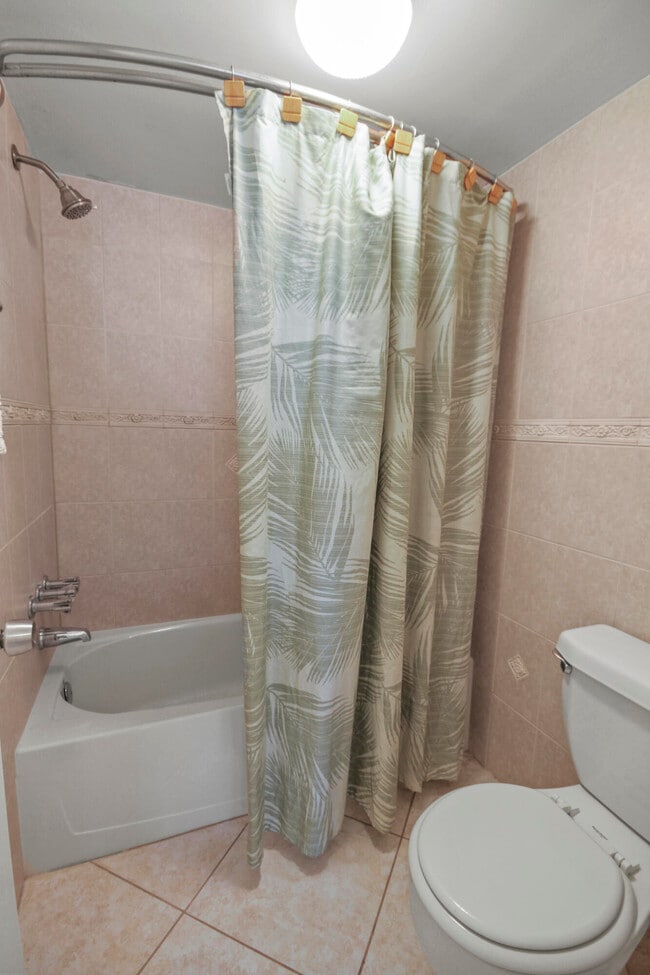 Building Photo - 2936 Lake Shore Dr